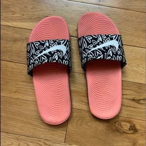 GUC Nike flip flops size 5Y girl